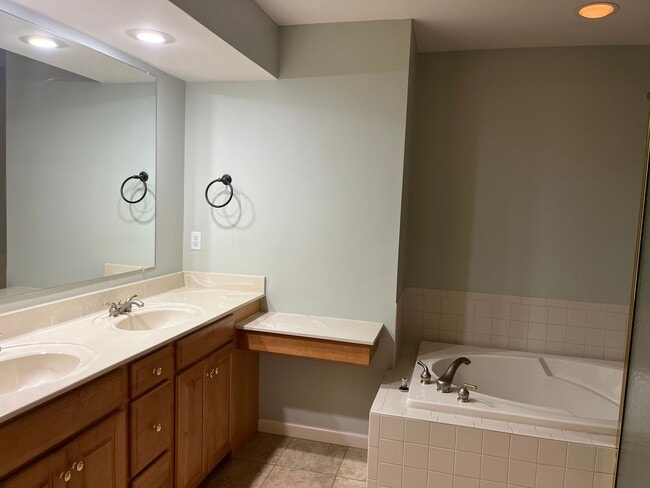 Building Photo - Beautiful Four Bedroom, 3.5 Bath Townhouse