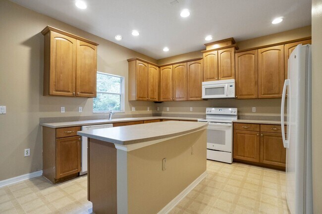 Building Photo - Spacious 4/3 House With 3-Car Garage In Th...