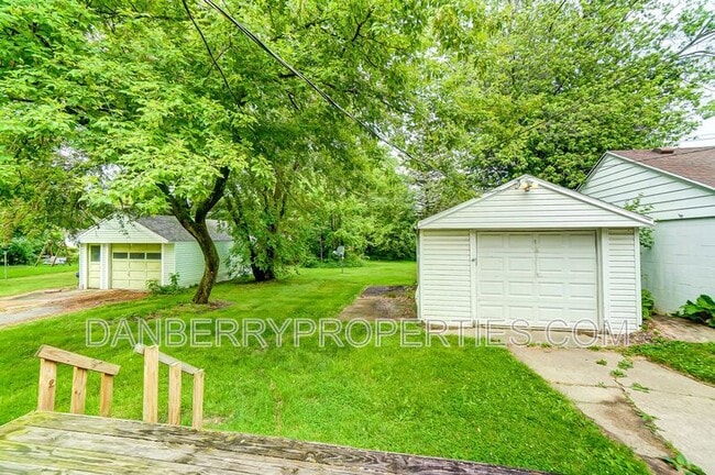 Building Photo - 833 Turner Ave