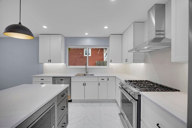 Building Photo - 5924 El Morro Ln