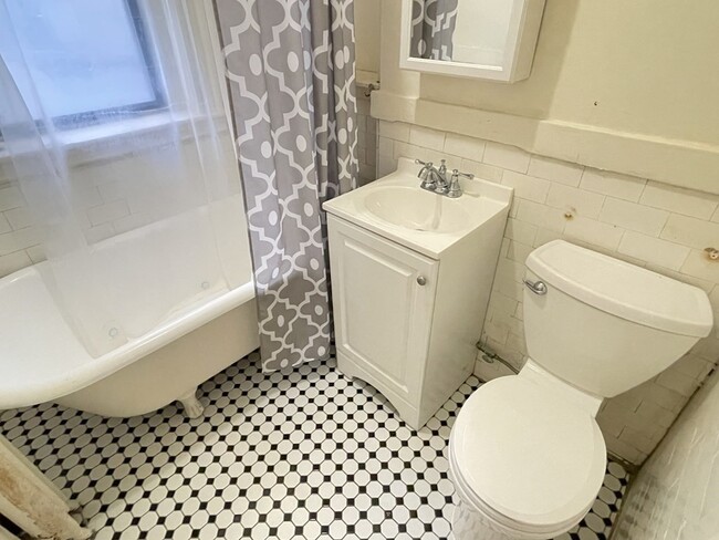 Building Photo - 15 Park Dr