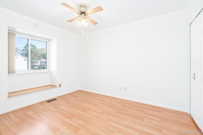 Building Photo - 15566 Dupage Blvd