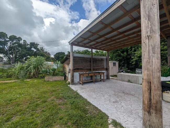 Building Photo - 625 Coconut Ave N