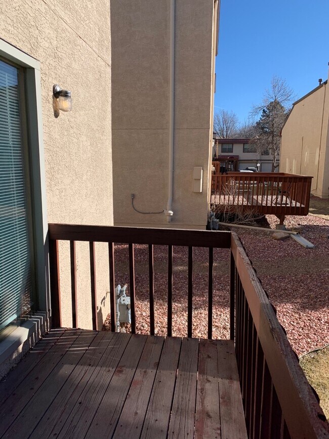 Building Photo - Beautiful Townhome in Colorado Spings