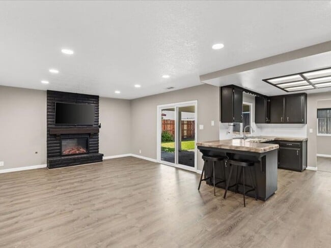 Building Photo - 708 Meadow Way