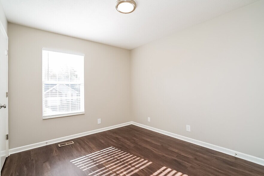 Building Photo - 901 Bexhill Ct S