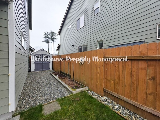 Building Photo - Gorgeous, Spacious 4 bed Home, CK Schools, LARGE fully fenced yard - A/C, close to trails and more!