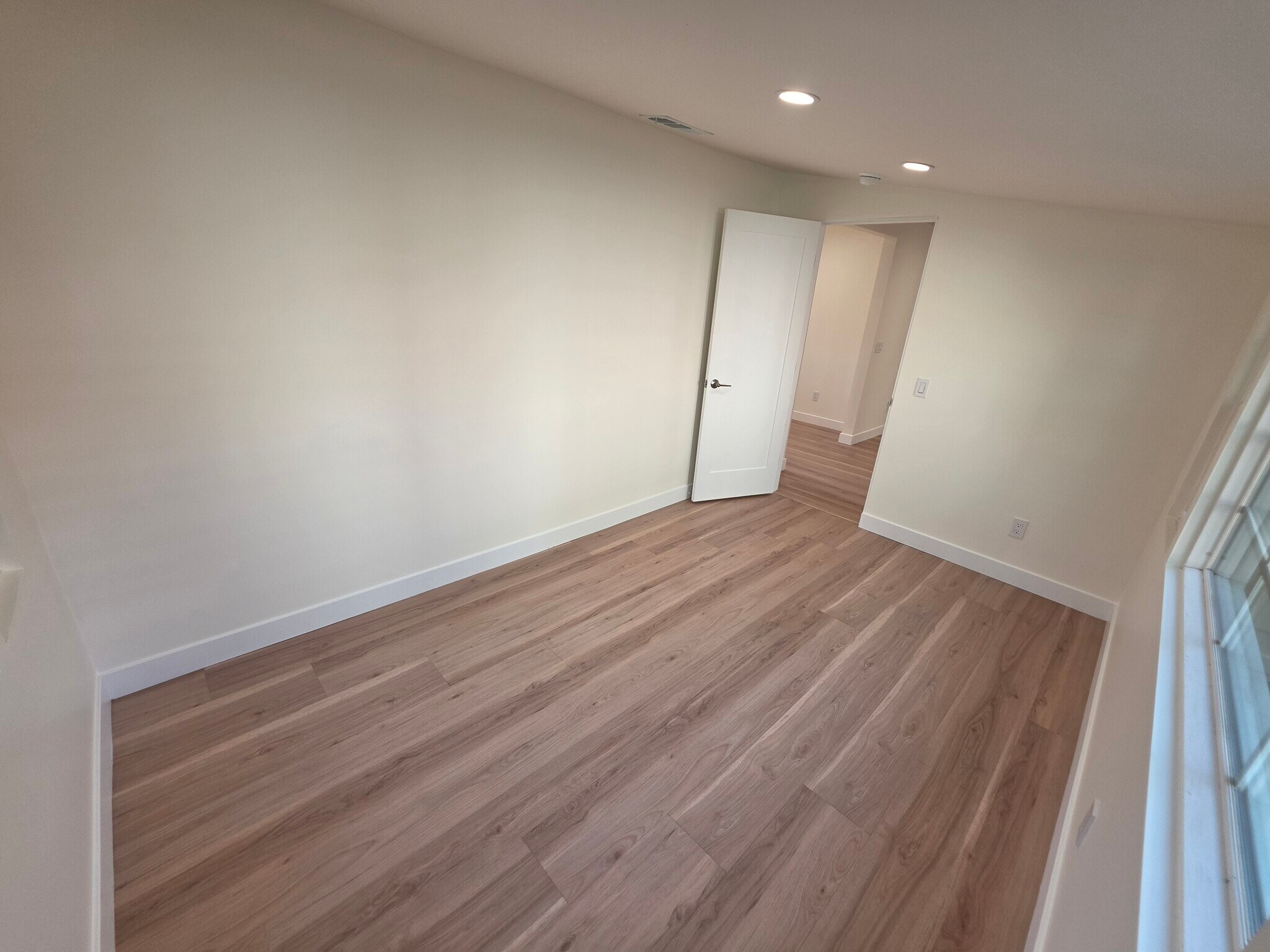 Building Photo - 2913 W Riverside Dr