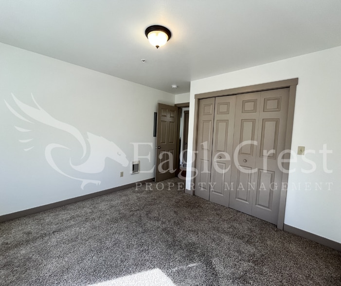 Building Photo - 3rd Floor Two Bedroom, One and a Half Bathroom Unit With View