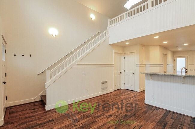 Building Photo - Modern Comfort Meets Urban Living in Seattle