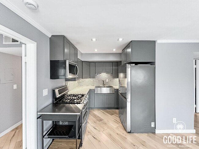 Building Photo - Beautiful 2BD/2BA W/ Reserved Parking and In-Unit Laundry in North Park!