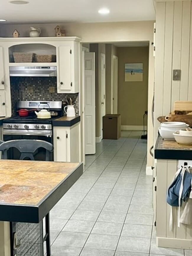 Building Photo - Sublet available now to May. Stunning 5 be...