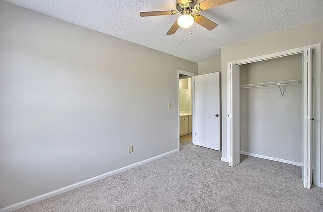 Building Photo - 912 Pineland Ave