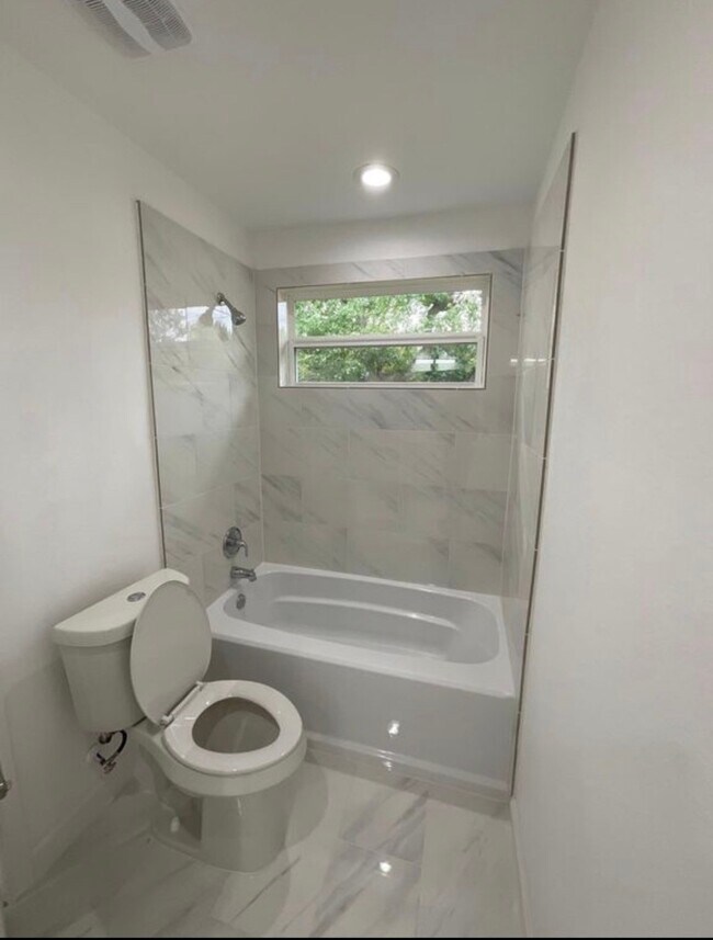 Building Photo - 5202 Northridge Dr