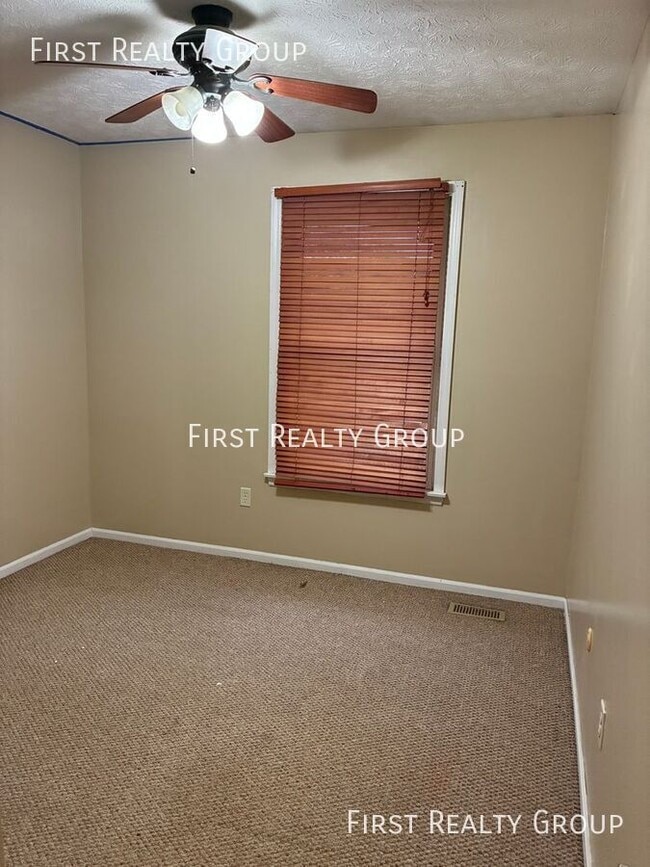 Building Photo - 37 W Lytle-Five Points Rd