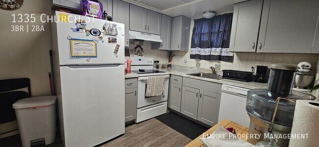 Building Photo - 3 Bedroom/1.5 Bathroom Town House in Fount...