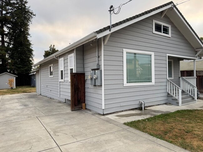 Building Photo - 9315 Hillside St