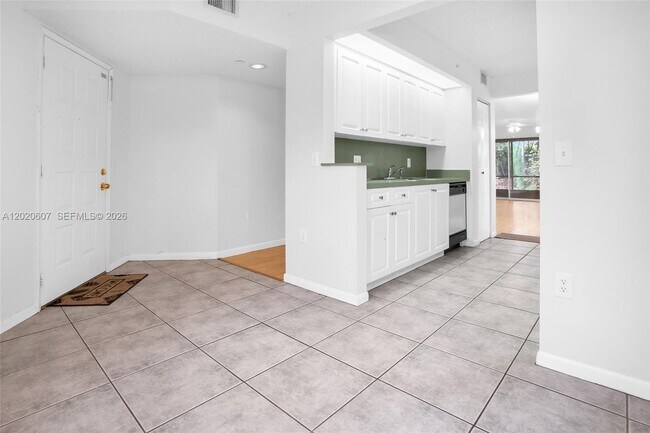 Building Photo - 900 SW 142nd Ave