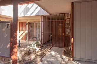 Building Photo - Single story one bedroom: MOVE IN SPECIAL:...