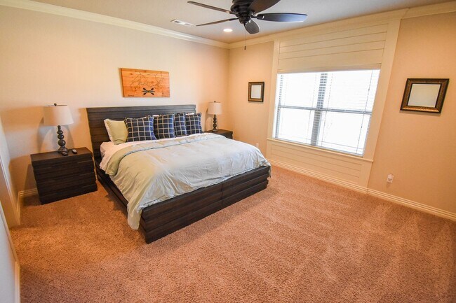 Building Photo - Stunning Fully Furnished Home in the Heart of Fayetteville!