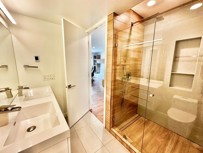 Building Photo - 6 BR / 4 BA – 4,100 SQ FT with Patio, Full...