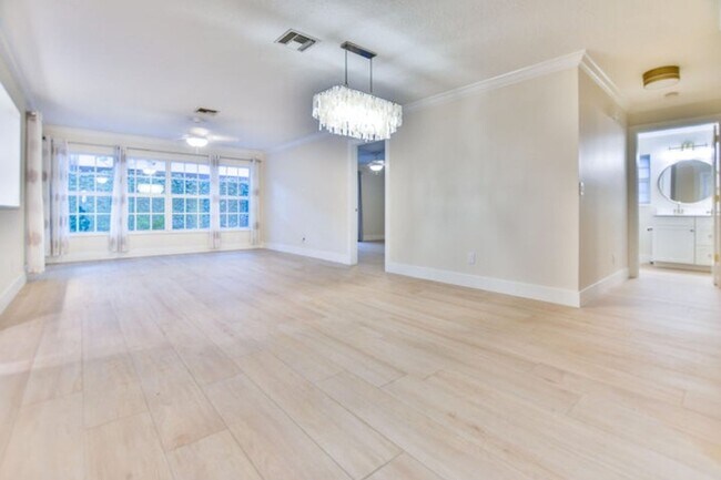 Building Photo - 226 Moccasin Trail W