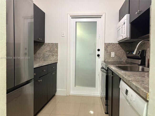 Building Photo - 527 SW 9th Ave