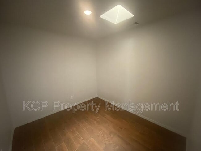 Building Photo - 336 W Dogwood St