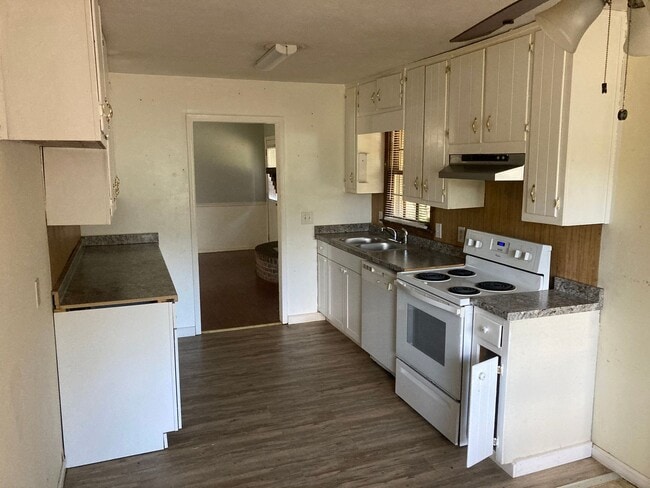 Building Photo - 110 W Wedgewood Cir