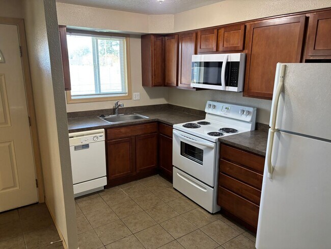 Building Photo - HALF  OFF  1ST  FULL  MONTH'S  RENT   Pet-friendly Townhouse Near Parks and Downtown Newberg   Sh...