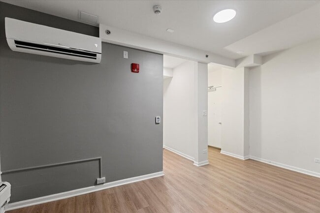 Building Photo - 927 W Wilson Ave