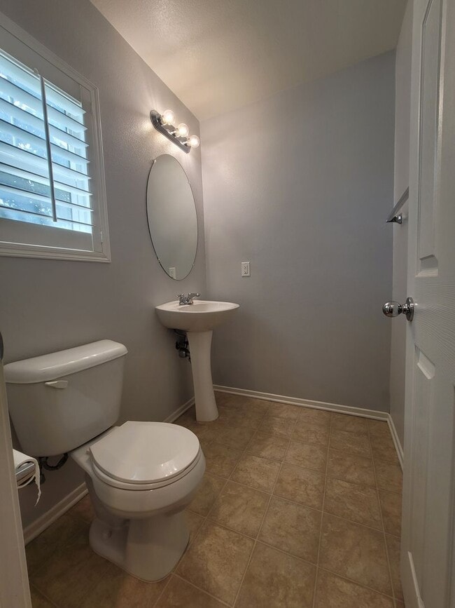 Building Photo - Modern 2-Story 4-Bedroom Home in Jurupa Va...