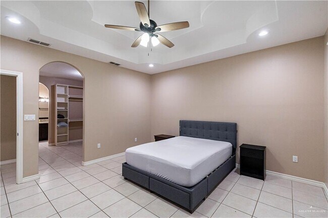 Building Photo - 824 Pine Lake Cir