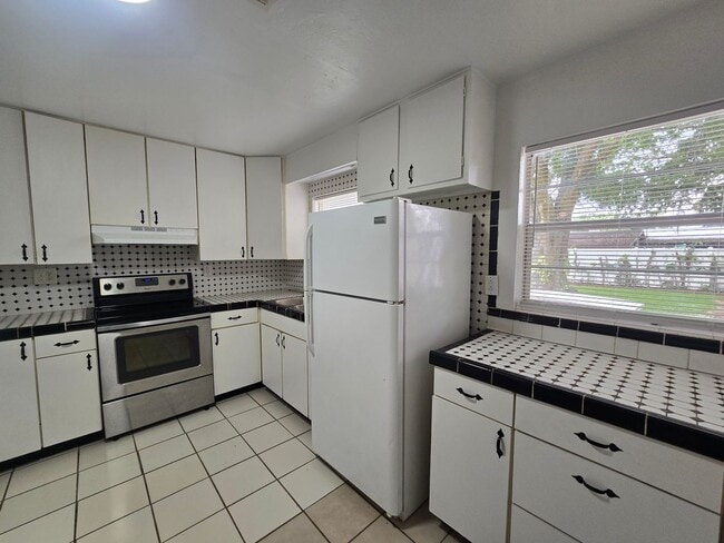 Building Photo - 1905 E Linda St