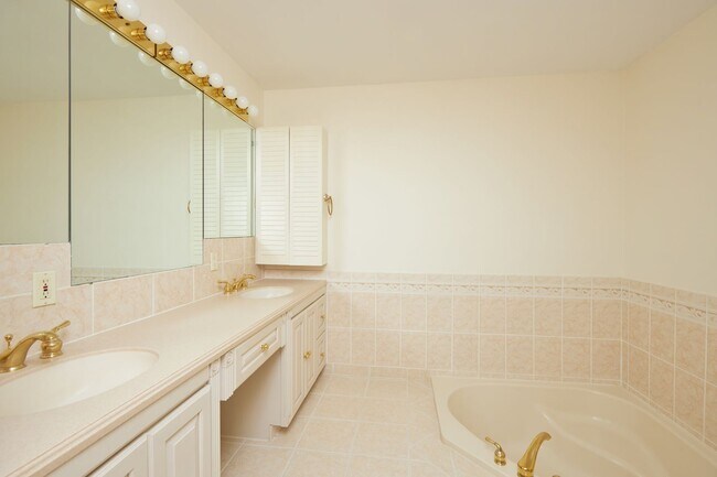 Building Photo - Sparkling and Spacious