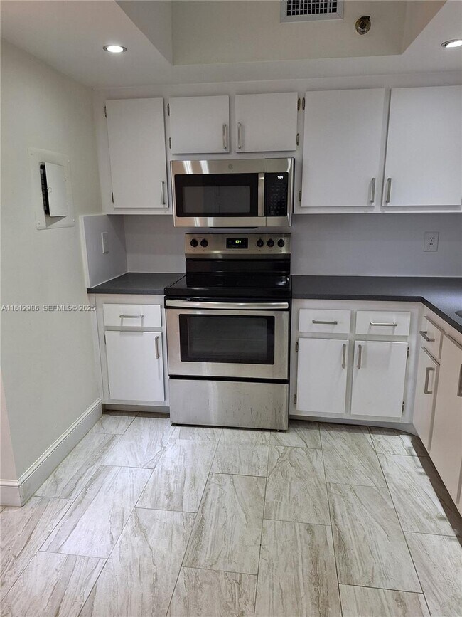 Building Photo - 901 Hillcrest Dr