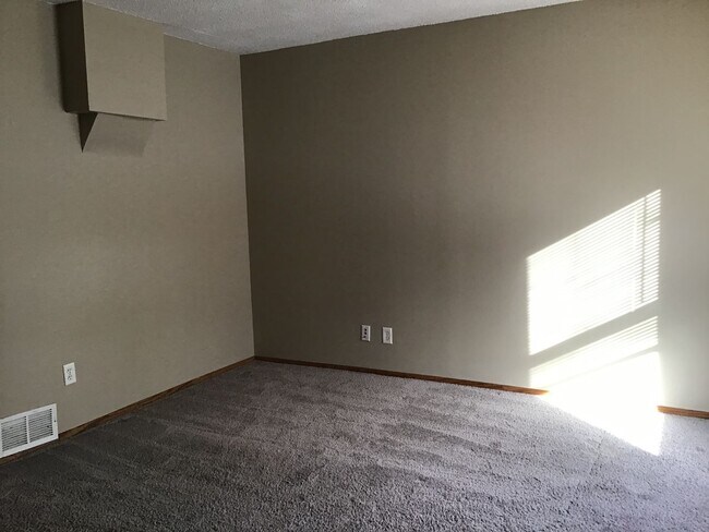 Building Photo - New!! Main Level 2 Bedroom in St Paul Dupl...