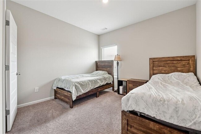 Building Photo - 334 Melody Ln