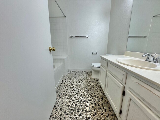 Building Photo - SPACIOUS 2 BEDROOM TOP FLOOR CONDO