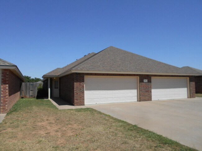 Building Photo - Pre-Leasing for Summer/Fall 2026