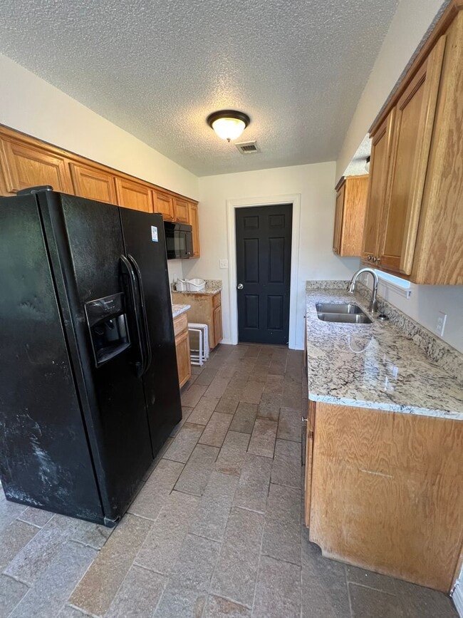 Building Photo - Nice 3 Bed 1.5 Bath House with 1 Car Garag...