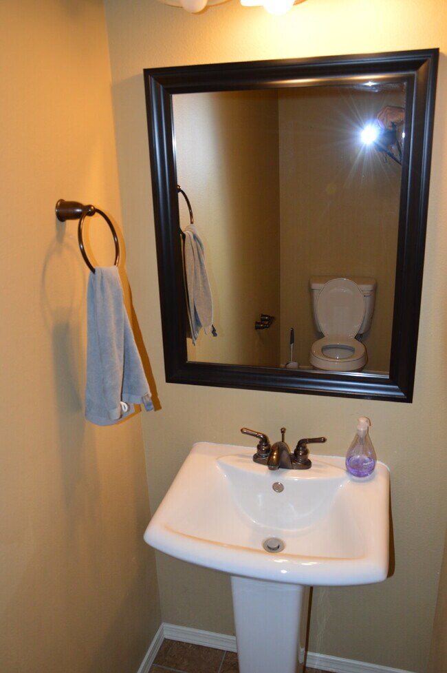 Building Photo - "Charming 3-Bed + Loft and 2 car garage Townhouse with Granite Elegance in Vancouver!"