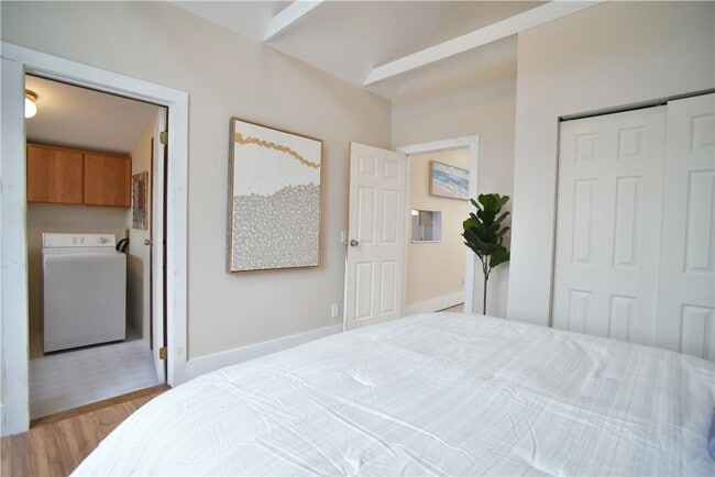 Building Photo - 2331 Edgemere Dr