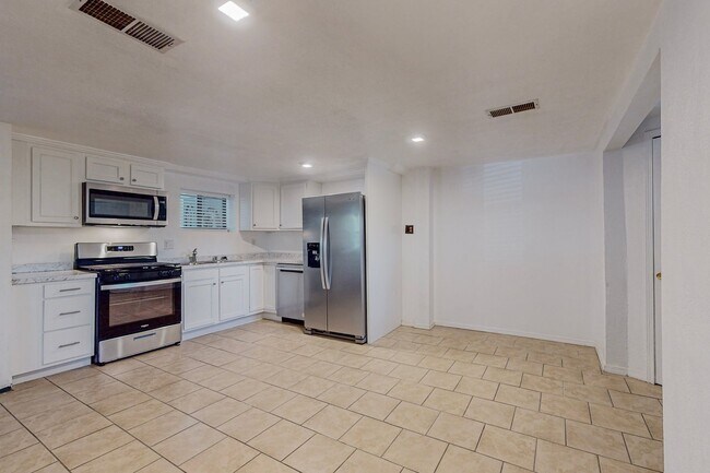 Building Photo - North Valley 4 Bedroom 2 Bath *Move-in Special* $1000 off 1st month rent if you sign by 11/30/25