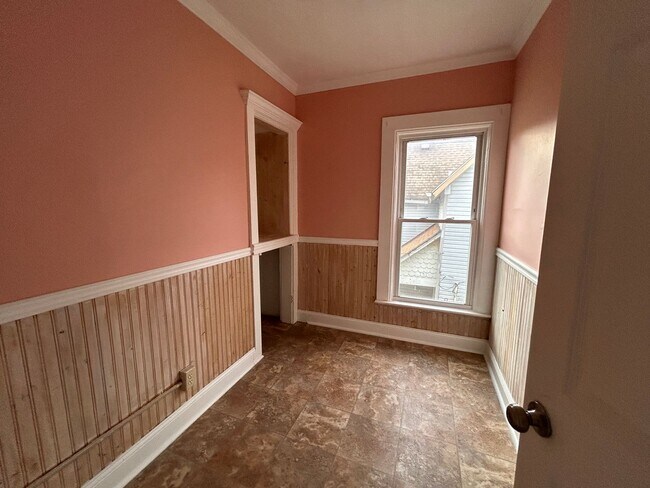 Building Photo - 3 bedroom 1 bath home in Moline