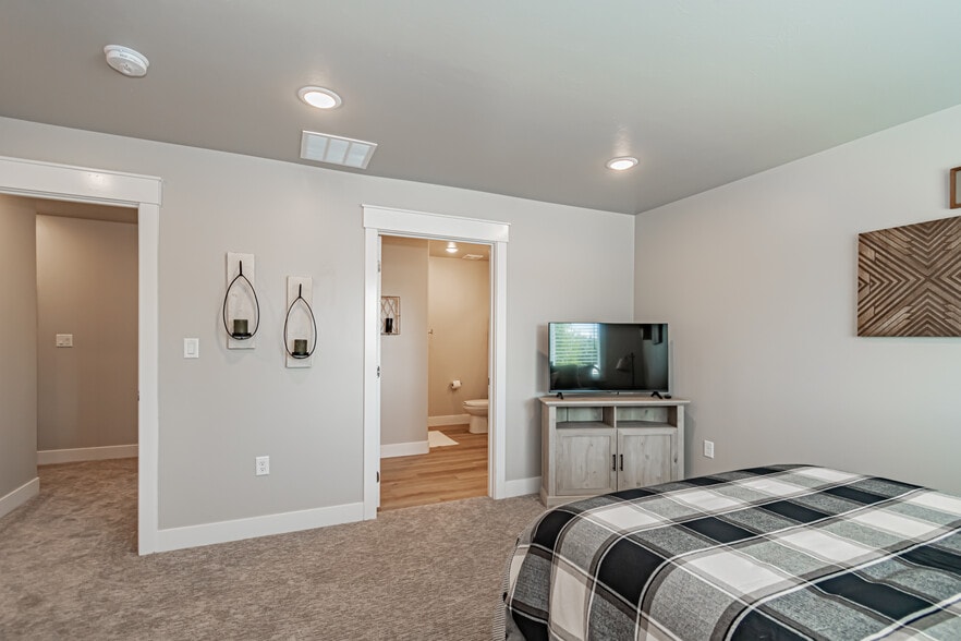 Building Photo - 380 S 3rd W