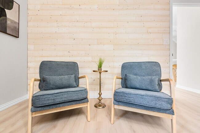 Building Photo - Lakefront Luxury Retreat, 5 Beds, 3 Baths, Quiet Gated Community.