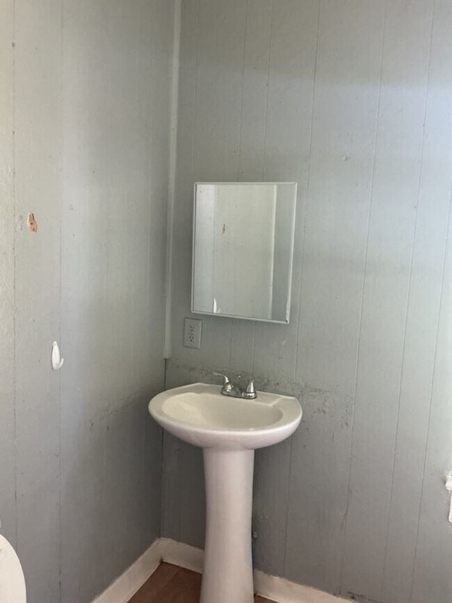 Building Photo - 3 Bedroom / 1 Bathroom House in Peoria