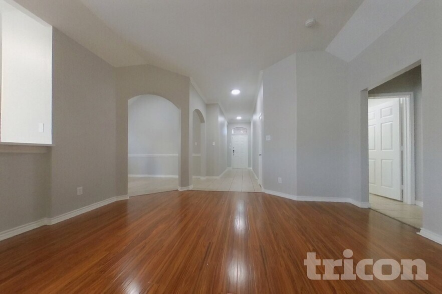 Building Photo - 5816 Greenmeadow Dr