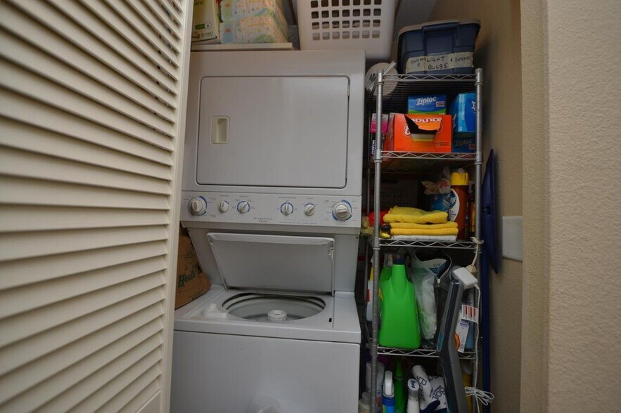 Washer/Gas Dryer - 300 W Beech St